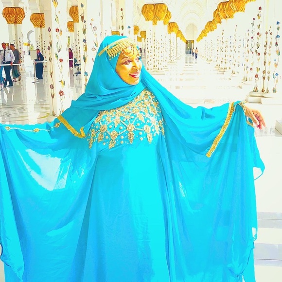 Beautiful turquoise kaftan with headwrap and head piece - Picture 2 of 3